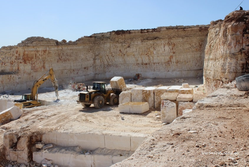 Sejumput Kisah Marmer Merah Verona, Italy